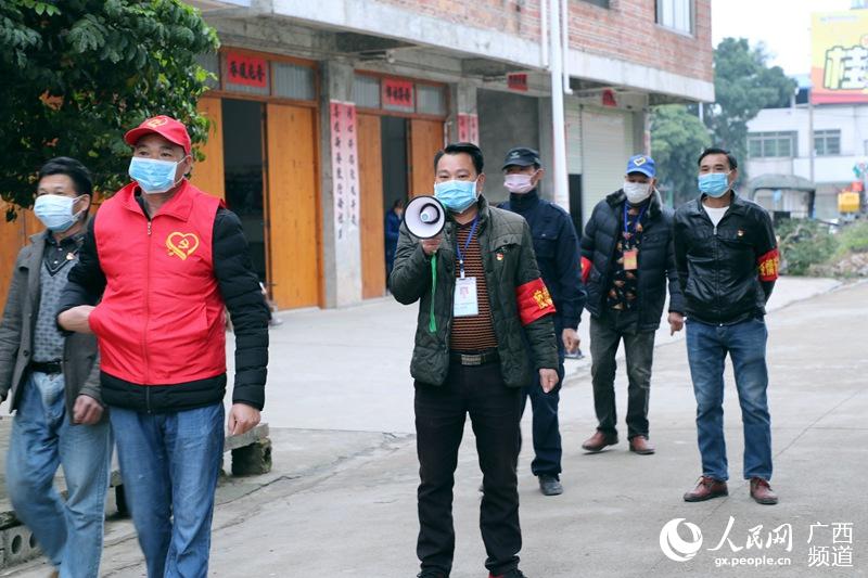 蓮塘鎮六蓮村黨員先鋒隊在村中巡查、宣傳防疫。黃汝德攝