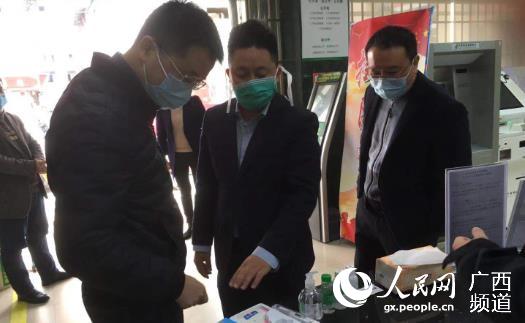 圖為梧州市分行黨員例行檢查網點消毒用具。郵儲銀行廣西分行供圖