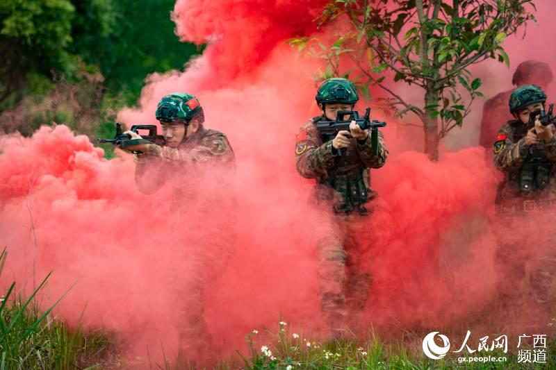 武警特戰隊員小組戰術訓練通過煙霧區。果志遠攝