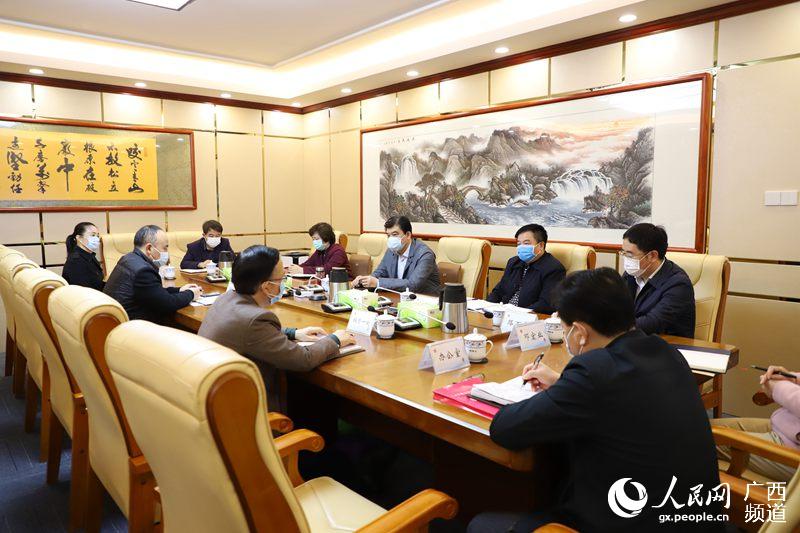 廣西投資促進局召開局新冠肺炎防控工作領導小組會議暨“不見面招商”工作動員部署會。王惠攝