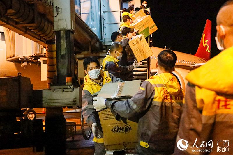 機場工作人員正在裝運醫療隊隨行物資。吳明江攝