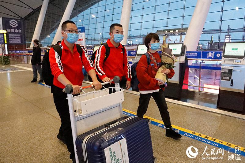醫療隊隊員帶著隨行的行李和物資進入機場。吳明江攝