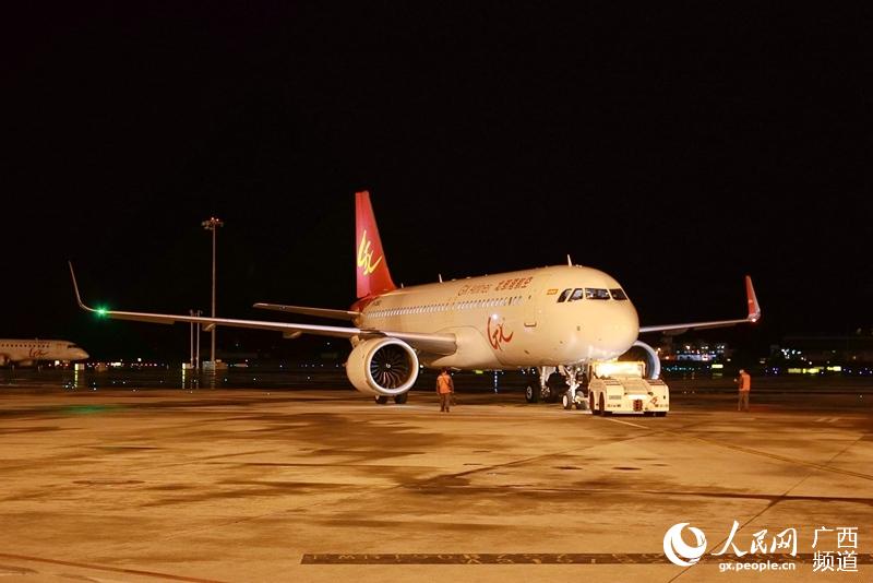 北部灣航空GX9527包機航班從南寧機場出發前往武漢。黃秉柱攝
