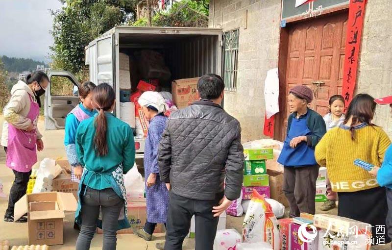 2月14日，該鄉批發部到塘袍村配送生活物資。岑昕攝