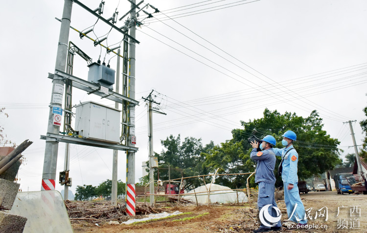 “望火樓”黨員突擊隊對供電線路測溫巡視。曾遠攝