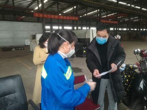 柳州市律師進企業宣傳防控疫情法律知識。柳州市司法局供圖