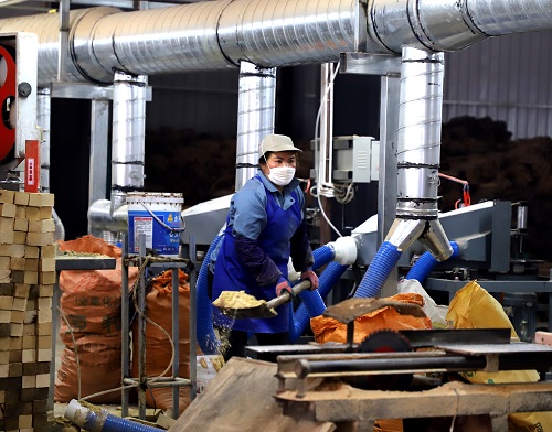 在融水縣工業園區鴻盛木業有限公司生產扶貧車間工人正在勞作。吳小舒攝