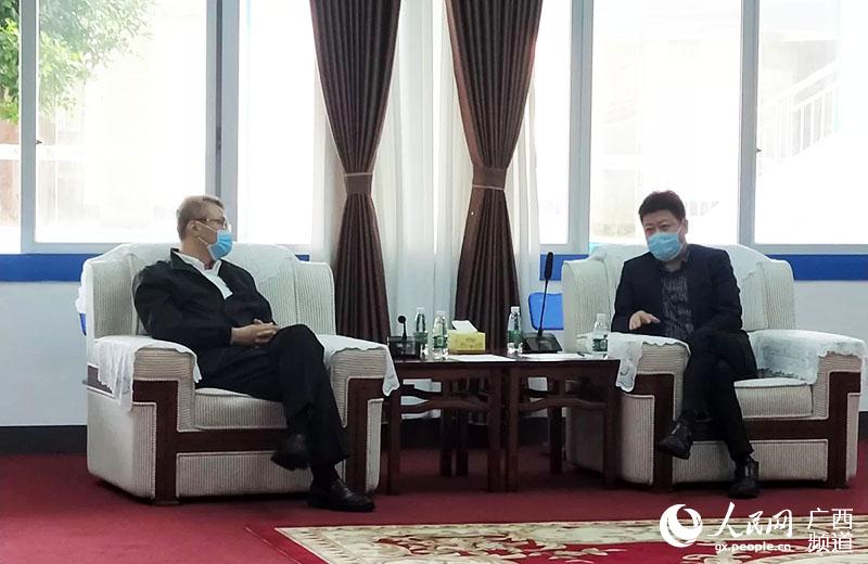 廣西投資集團有限公司董事長周煉與廣西藍天航空職業學院董事長洪今旭座談中。黃梅深攝