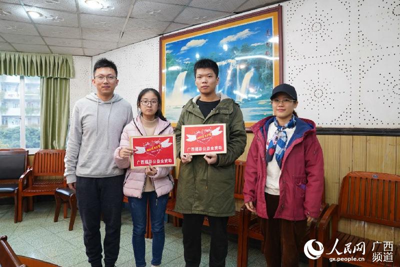 柳州鐵一中學的兩名學子收到福彩助學金