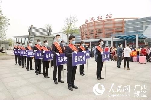 圖為車站引導人員依次列隊等候務工人員到來。李伊攝