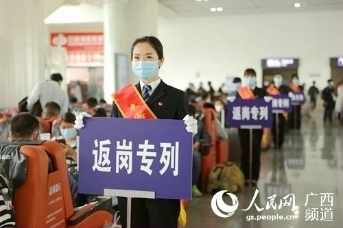 圖為來賓北站青年突擊隊依次列隊進行引導。李伊攝