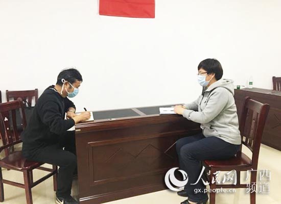 马山县县长张自英(右)与处级领导逐一谈心.甘献乐摄