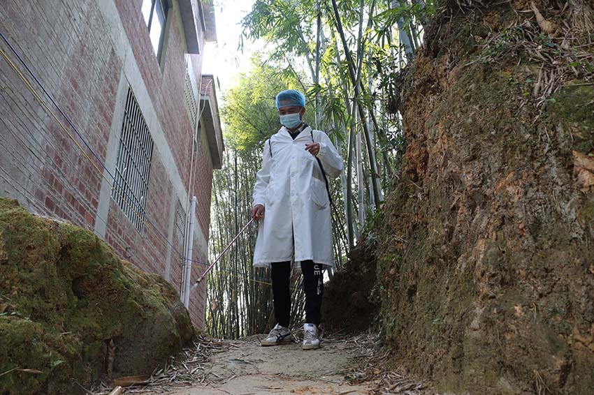 蒼梧縣京南鎮外旺村羅春華之子羅宇乾在村裡消毒。廖偉攝