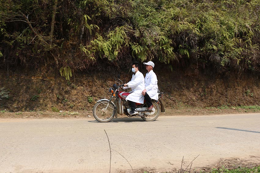 蒼梧縣京南鎮外旺村羅春華、羅宇強父子騎著摩托去巡診。廖偉攝