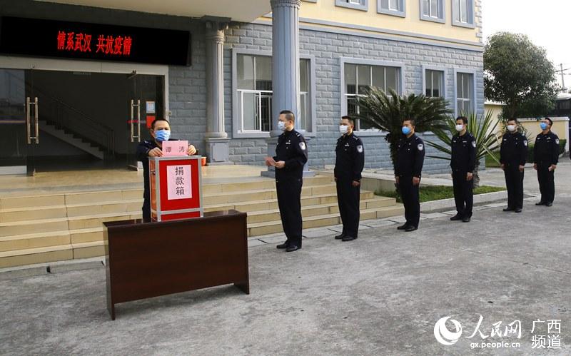 3月3日，廣西寧明邊境管理大隊機關黨員民警向疫情防控工作捐款奉獻愛心。蔡偉攝
