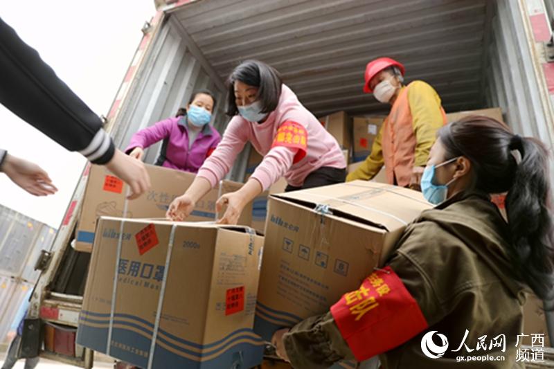 “巾幗突擊隊”隊員正在搬運物資。李伊攝