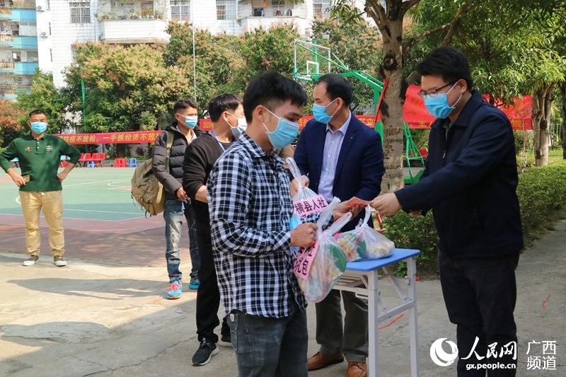 横县为外出务工人员发放“爱心大礼包”。蓝佩璇摄