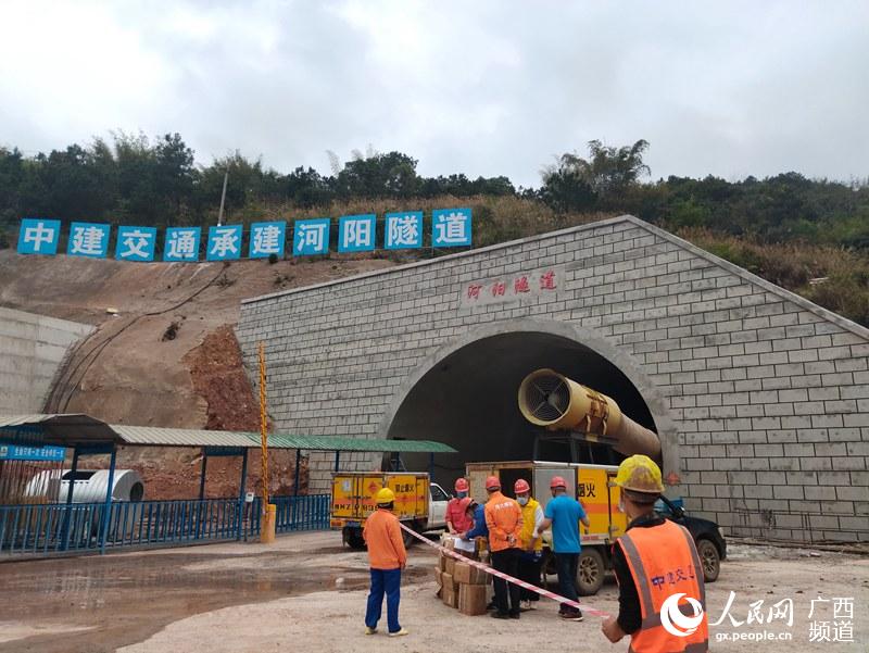 中建交通廣西公司大浦高速2標施工人員正在進行爆破前的准備。中建交通廣西公司供圖