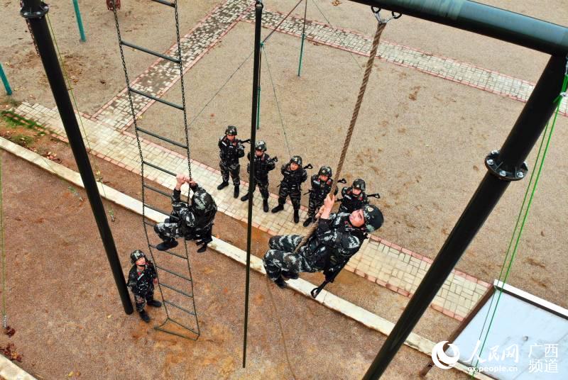 武警官兵正在進行攀爬訓練。孫立志攝