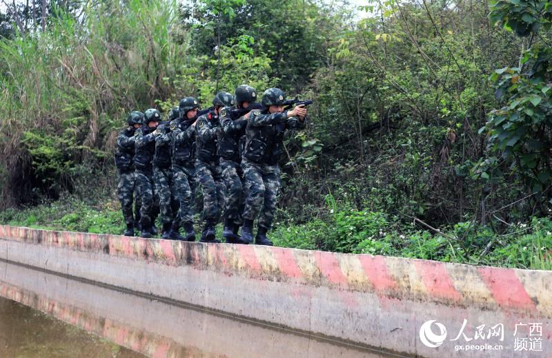 武警官兵正在進行小組協同搜索訓練。孫立志攝
