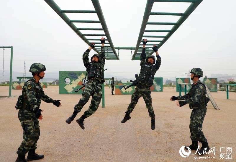 武警官兵正在進行攜裝通過300米障礙訓練。孫立志攝
