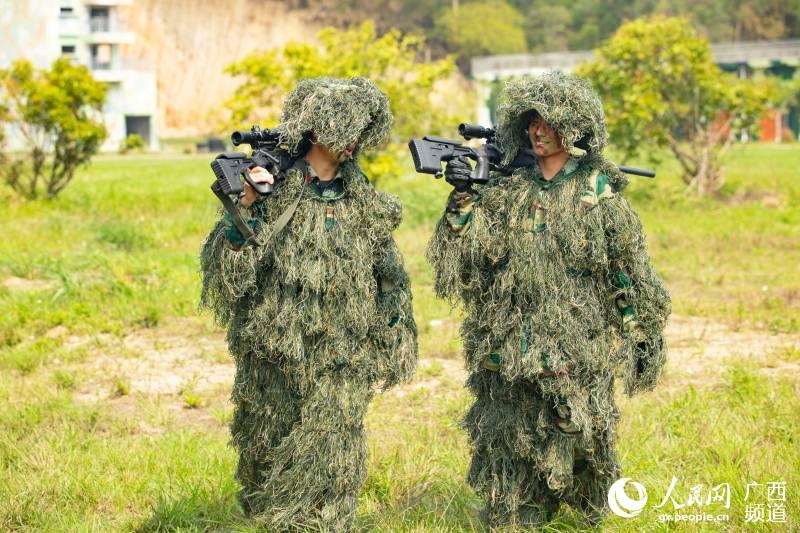 訓練結束，狙擊手（左）李杰和（右）楊明星交流訓練心得。果志遠攝
