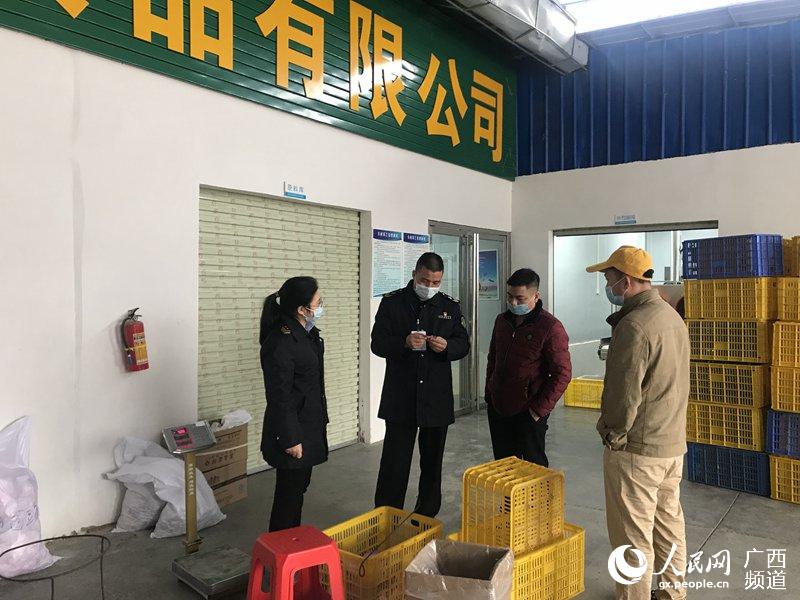 2月21日檢查食品生產企業復工復產及疫情防控工作情況。柳江區市場監督管理局供圖