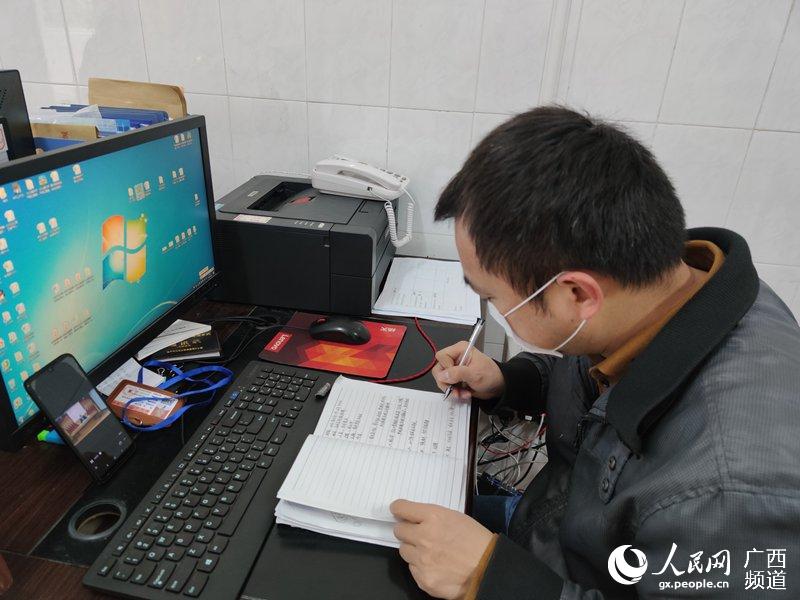 圖為黨員干部通過微信群學習。桂平市市場監督管理局供圖