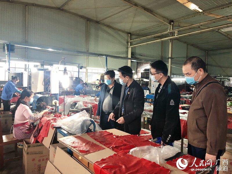 平南縣市場監管局深入企業助力復工復產。於丹攝