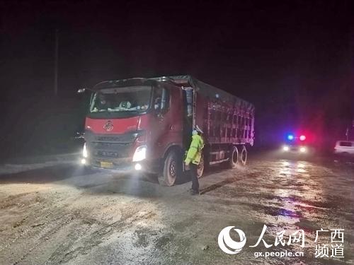 圖為桂平交警夜間嚴查大貨車交通違法行為。桂平市公安局交警大隊供圖