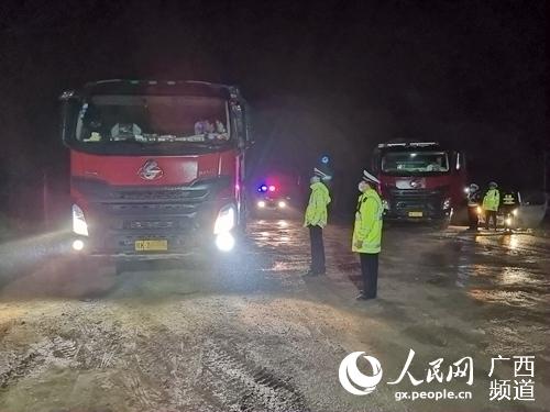 圖為桂平交警在夜間對大貨車進行執法檢查。桂平市公安局交警大隊供圖
