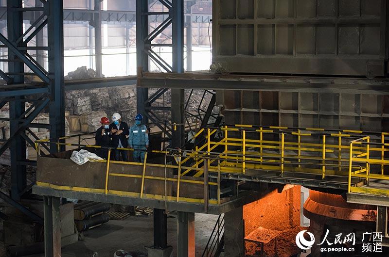 供電局服務人員到梧州市鑫峰特鋼集團了解企業用電需求。何華文攝