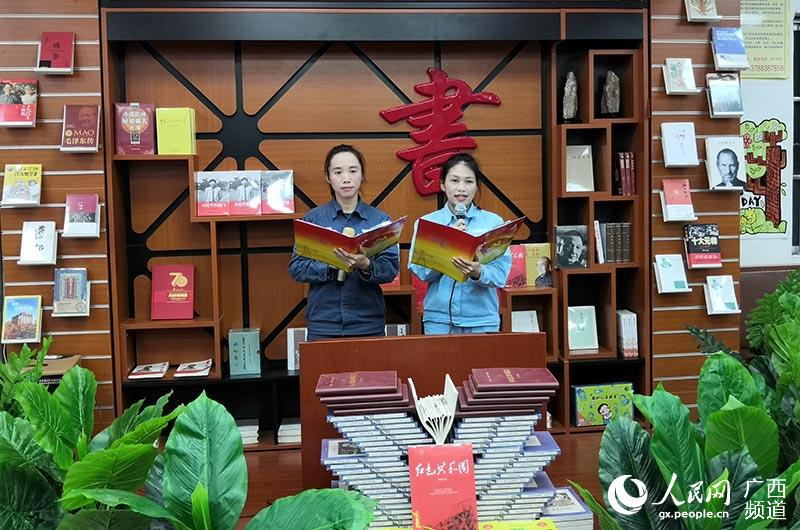 女職工誦讀《可愛的中國》。蒙呂暉攝