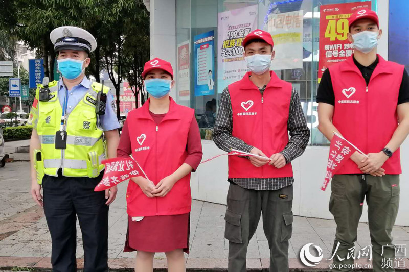 志願者在執行交通勸導中。李文妹攝