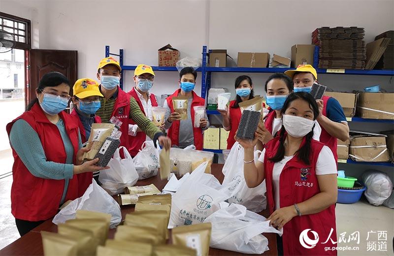志願者服務隊在龍開村購買農特產品，助力消費扶貧。韋泉芳攝