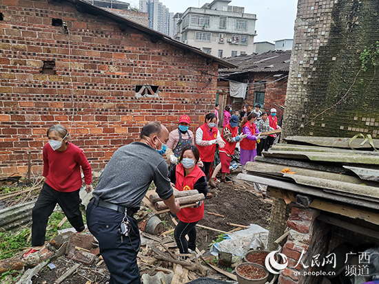 榮軍街道居民與志願者齊動手共同清理垃圾。