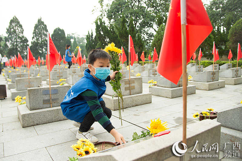 志願者向烈士墓碑敬獻菊花。嚴立政攝