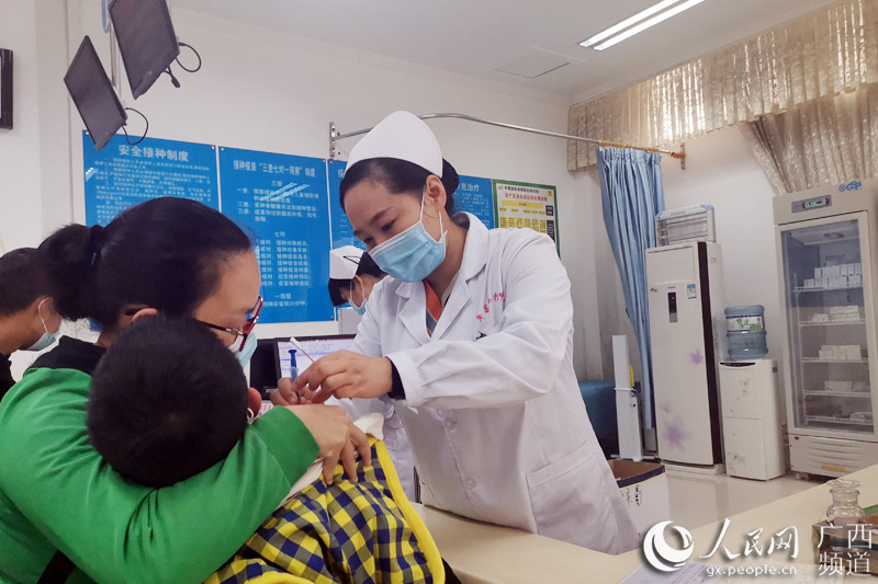 圖為護士正在為孩子進行疫苗接種。平果縣疾控中心供圖