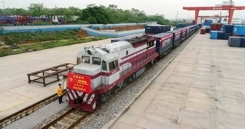 柳州首趟中歐班列在柳州南鐵路物流中心整裝待發。韋勝攝