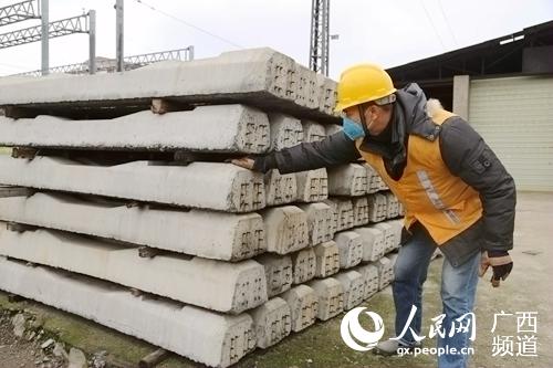 石才壯在檢查水泥枕。覃文願攝