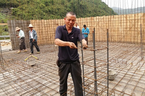 羅城仫佬族自治縣四把鎮棉花村一處農村飲水項目工地，工人正在加緊施工。廖光福攝