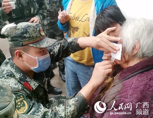 衛生員趙繼星正在為老人處理傷口。孫躍攝