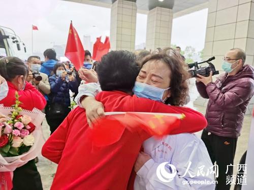 擁抱。劉杰攝