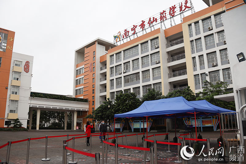 南宁市仙葫学校校门口设置了多条学生入校体温监测通道.吴明江摄