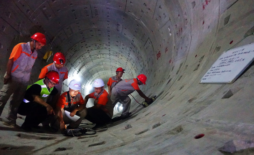 地質技術人員在南寧地鐵3號線開展盾構法施工隧道管片壁后注漿質量地質雷達法檢測