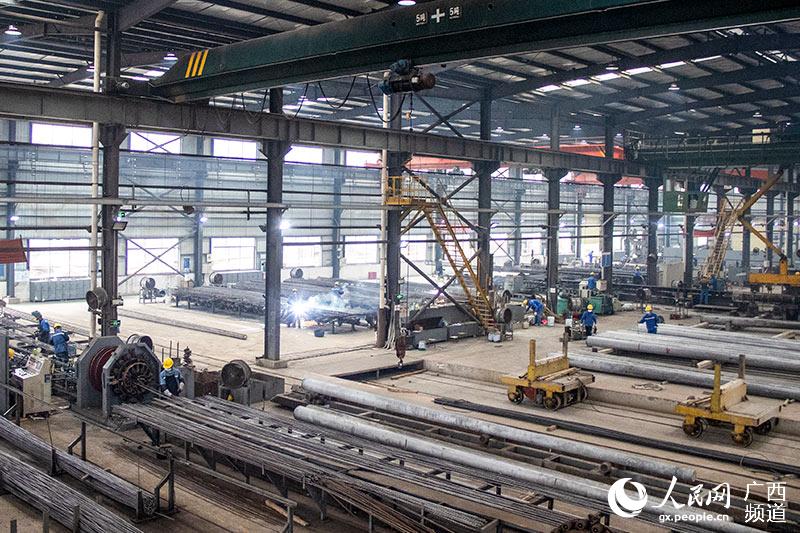 廣西電力線路器材廠有限責任公司的生產車間已實現正常生產。吳明江攝