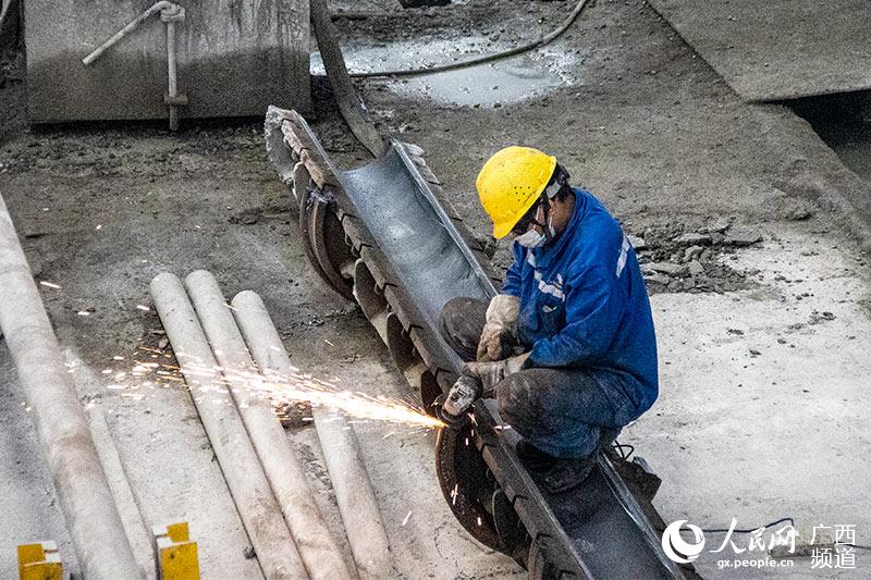 在廣西電力線路器材廠有限責任公司的生產車間內，工人工人正在打磨模具。吳明江攝