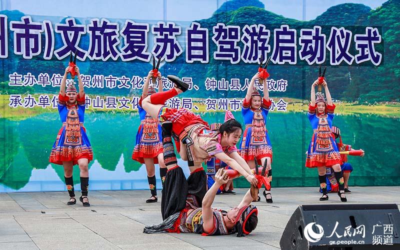 兩安瑤族舞團隊表演的《羊角長鼓舞》。鐘山縣委宣傳部供圖