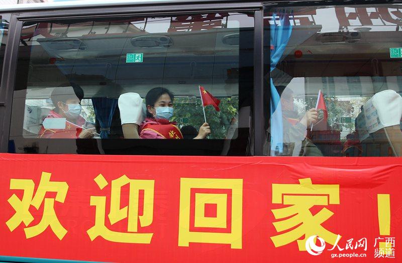 4月14日，欽州市馳援湖北抗疫醫療隊的醫療隊員乘坐大巴回到欽州市區。曾開宏攝