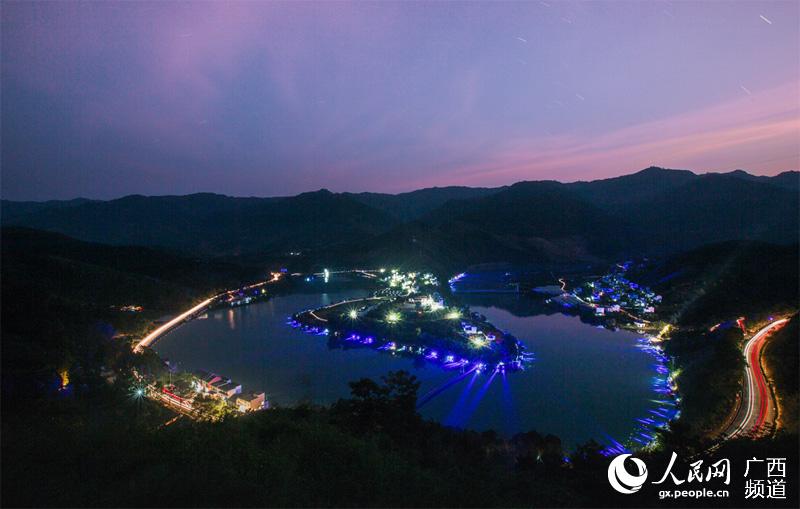 燈光下的西林縣城夜景。胡銘攝